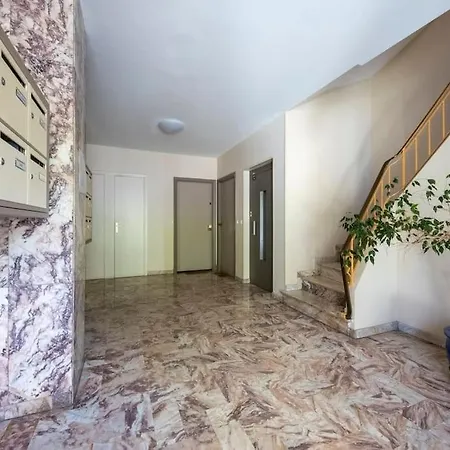 Apartment Spacious And Pleasant 3 Bedroom Flat *