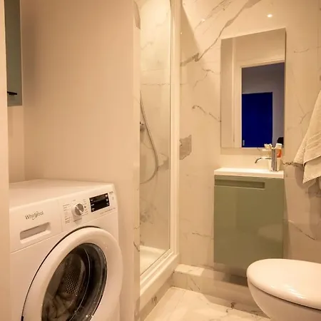 Spacious And Pleasant 3 Bedroom Flat Apartment *