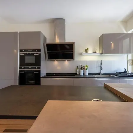 Apartment Spacious And Pleasant 3 Bedroom Flat *