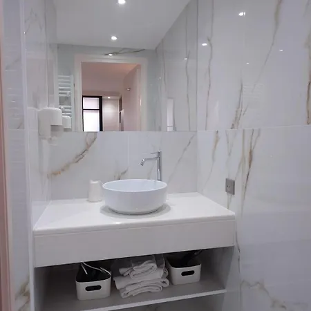 Club Aparthotel 4*