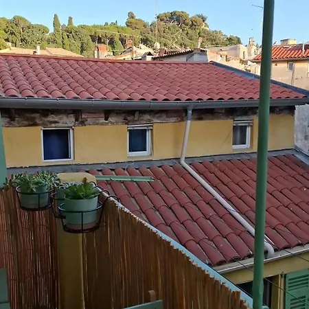Historic Bright And Beautiful In Old With Castle Hill View * Nice