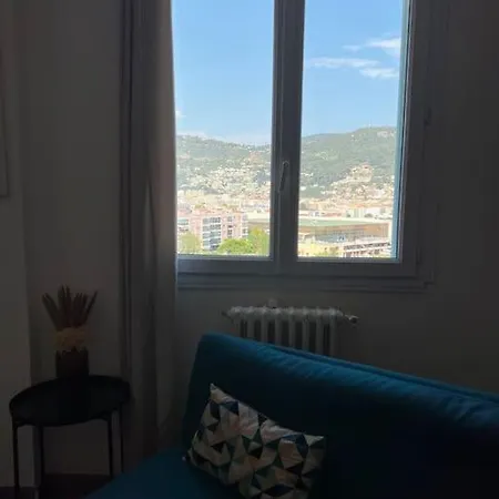 Grand Studio Avec Vue, Ac, Calme Proche Ville Apartment