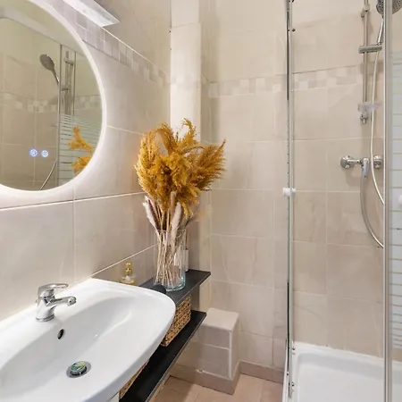 Renting - 72 France - Negresco Coastal Getaway - Comfort & Style Apartment Nice