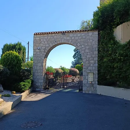 Apartment Spacious With Garden And Pool