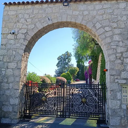 Apartment Spacious With Garden And Pool *