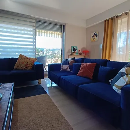 Spacious With Garden And Pool Apartment *