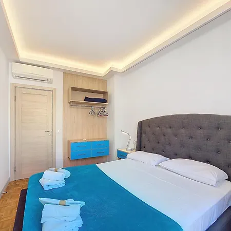 Nestor&Jeeves - Bleu Azur Vue Mer - Central - Very Close Sea *