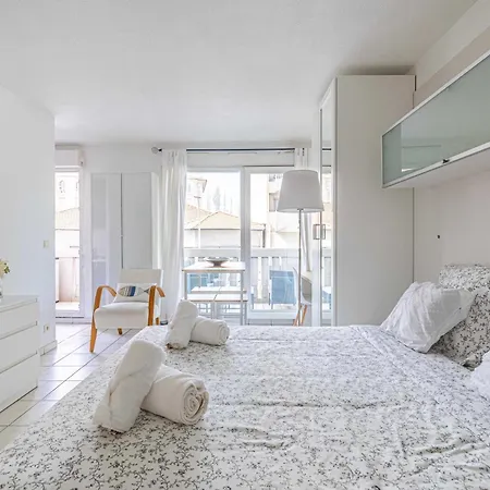 Charming With Pool & Balcony -heart Of Appartement *