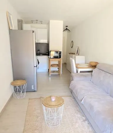 Apartment Studio Avec Terrasse Ensoleillee Et Piscine
