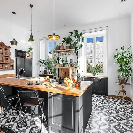 Amazing Location ! - Front Apartment Nice