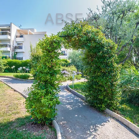 Apartment Garden Pool Parking Air Conditioning Family Friendly