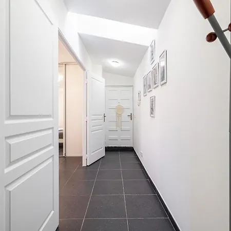 Large&quiet 1 Bdr At Port
