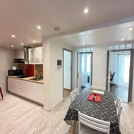 Avec 4 Doubles - Proche De La Mer, Des Transports Et De La Promenade Des Appartement