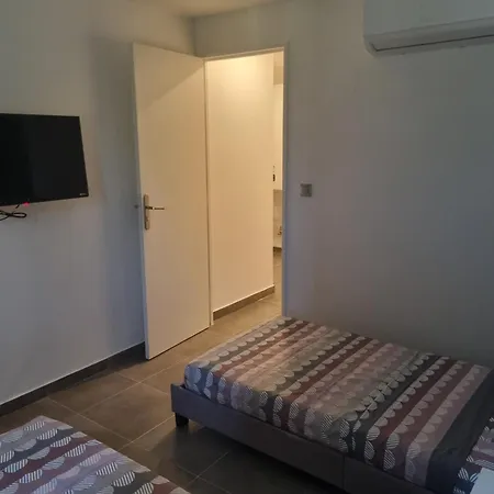 Privative Rénové 2024, Climatisation, Tramway Sur Place , 12 Min Centre, 16 Min Plage, Aperçu Latéral Mer, 2 Wc Avec 2 Salle De Bain, Private Renovated 2024, Air-conditioned , Tram On Spot, 2 Toilets&2 Bathrooms Couette-café
