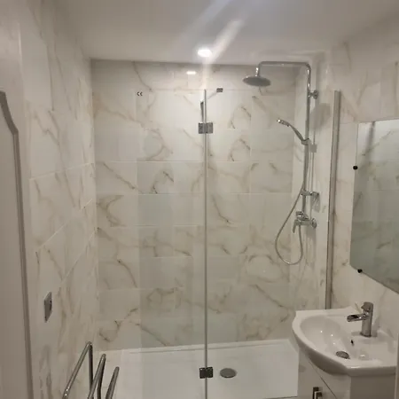 F3 ,appartement Climatise Neuf, Magnifique Vue Sur Et Aeroport, Proche Tram Et Gare Sncf 1 Min,aeroport 3 Minutes, 3 Rooms, New Ac Apartment, Magnificent Sea And Airport Views, Close To Tram And Sncf Train Station 1 Min, Airport 3 Min Apartment *