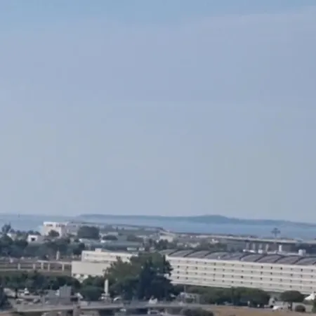 F3 ,appartement Climatise Neuf, Magnifique Vue Sur Et Aeroport, Proche Tram Et Gare Sncf 1 Min,aeroport 3 Minutes, 3 Rooms, New Ac Apartment, Magnificent Sea And Airport Views, Close To Tram And Sncf Train Station 1 Min, Airport 3 Min * Nice