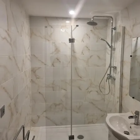 F3 ,appartement Climatise Neuf, Magnifique Vue Sur Et Aeroport, Proche Tram Et Gare Sncf 1 Min,aeroport 3 Minutes, 3 Rooms, New Ac Apartment, Magnificent Sea And Airport Views, Close To Tram And Sncf Train Station 1 Min, Airport 3 Min Nice