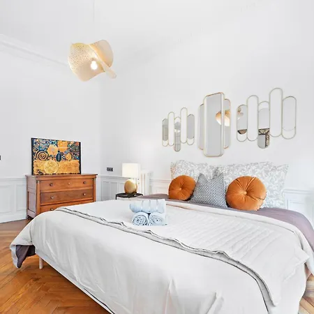 Renting - Joffre - Luxurious Haussmannian 180m2 4 Bedrooms Apartment Nice