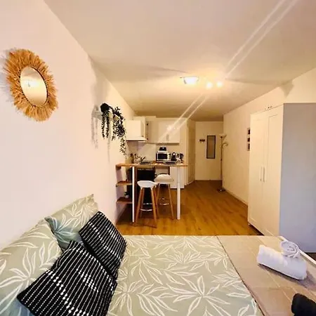 Seabnb - & Serenity - 5min Walk To Train&tram Appartement