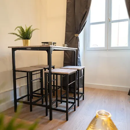 Apartment Joli Duplex Donnant Sur La Place Massena