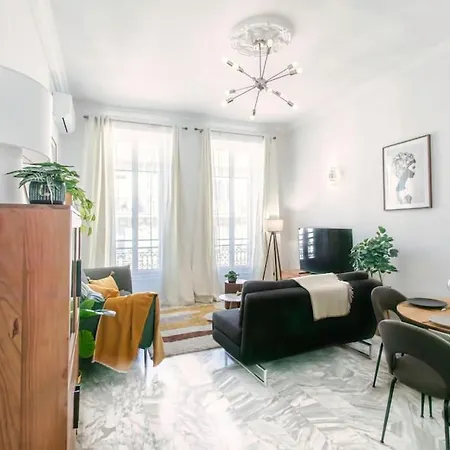 #57 Staywiz Us - Notre Dame Balcony & Ac Apartment