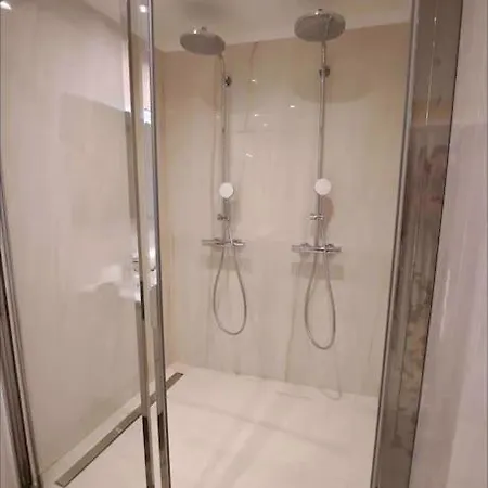 Piscine Jacuzzi Privée Chauffée, Terrasse Et Garage à *