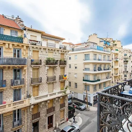 #61 Staywizus - 1 Bdr Rossini Balcony Ac Apartment