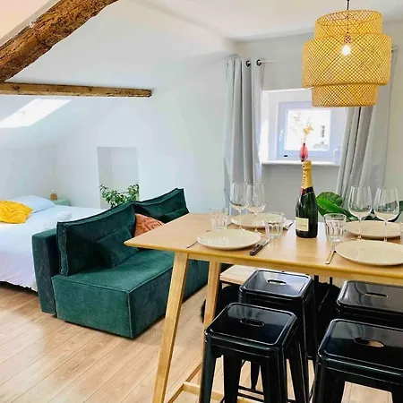 Beautiful Refurbished Cozy Apartment *