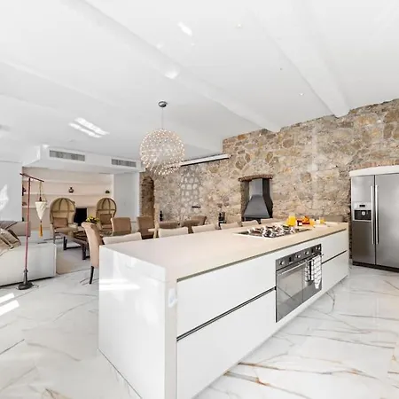 - Bonaparte Apartment *