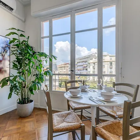 Elegant With Balconies In The Heart Of Hébergement de vacances *