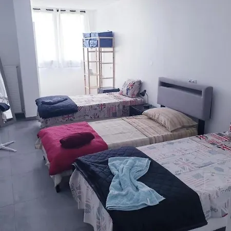 Grand 5 Chambres, 5 Television , 95 M2, Vue Mer, Tramway Sur Place, Gare Train 2 Min, Aeroport 5 Min , Large 5 Bedrooms, 5 Televisions, 95 M2, Sea View, Tram On Site, Train Station 2 Mins, Airport 5 Mins Apartment