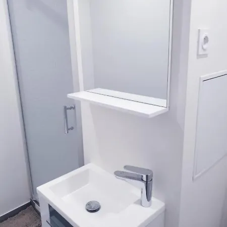 Grand 5 Chambres, 5 Television , 95 M2, Vue Mer, Tramway Sur Place, Gare Train 2 Min, Aeroport 5 Min , Large 5 Bedrooms, 5 Televisions, 95 M2, Sea View, Tram On Site, Train Station 2 Mins, Airport 5 Mins Apartment