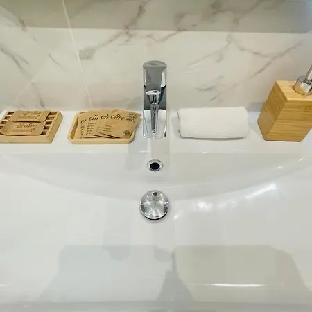 Old Town Place Rossetti Themed 2br Full Air Conditioning Apartment