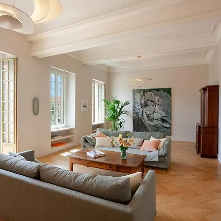Designer Luxury On Place Garibaldi Apartment