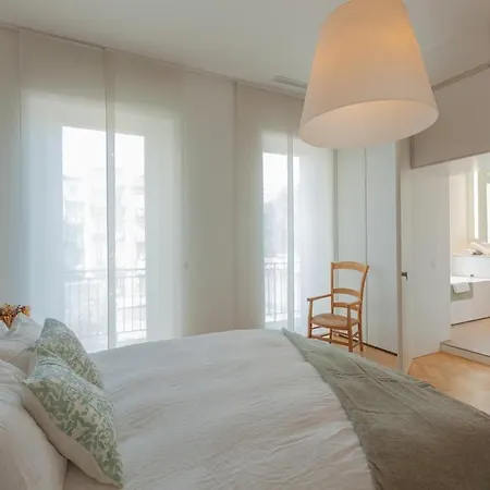 Designer Luxury On Place Garibaldi Apartment