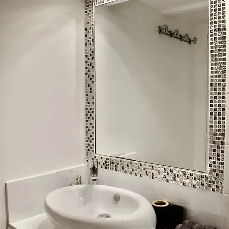 Appartement Ancienne Bâtisse En Plein Coeur Du Port Avec Clim