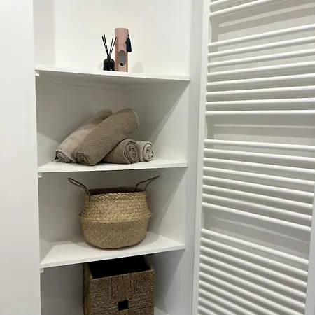 Joli 2 Pièces Avec Terrasse, Proche
