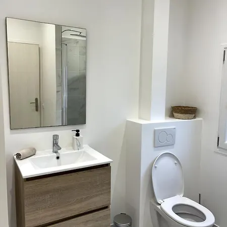 Joli 2 Pièces Avec Terrasse, Proche *