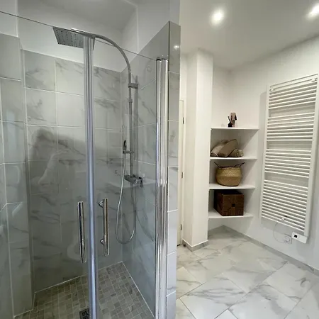Appartement Joli 2 Pièces Avec Terrasse, Proche