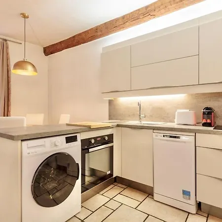 Proche Du Cours Saleya Et De La Plage, Dans Le Vieux Nice, Spacieux Et Climatise Apartment