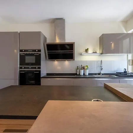 Apartment Spacious And Pleasant 3 Bedroom Flat *
