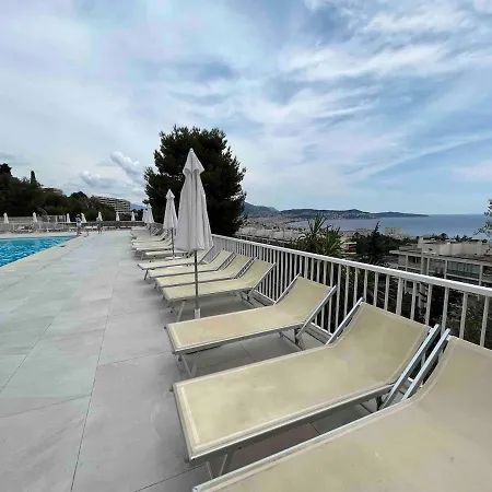 Beautiful Pool & Garage View Nice