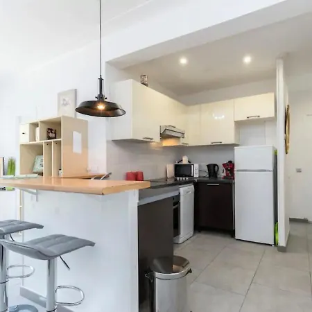 Beautiful & Spacious 2 Bed Near Center Appartement *