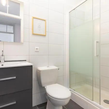 Retro-chic Proche De La Mer, 4 à 6 Personnes Appartement Nice