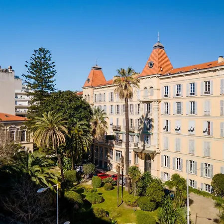 Renting - Victor - Historic Palace Luxury 3 Bedrooms *