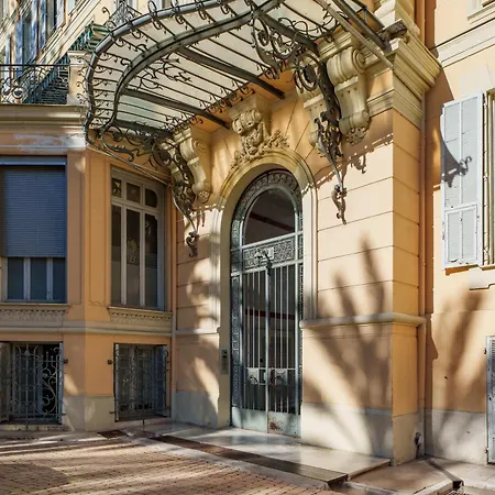 Renting - Victor - Historic Palace Luxury 3 Bedrooms *