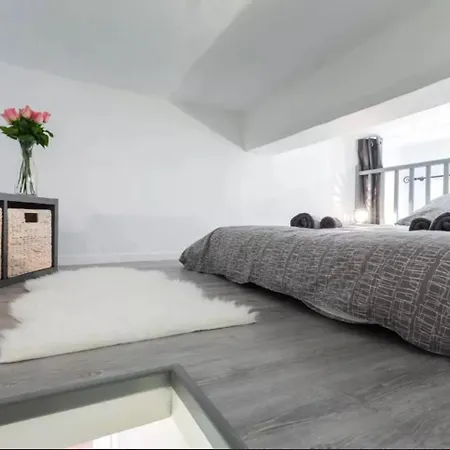 Authentique 2 Pièce Dans Le Vieux-nice Appartement *