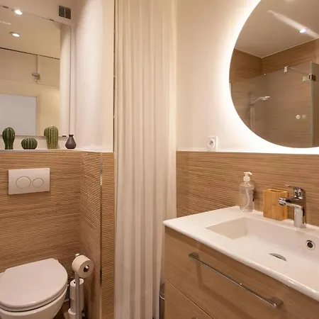Apartment #26 Staywiz Us -idealy Located Flat Ac 2mins Walk To Sea Balcony Nice