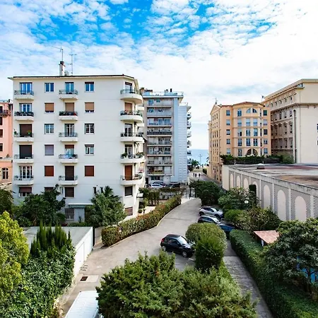 #26 Staywiz Us -idealy Located Flat Ac 2mins Walk To Sea Balcony