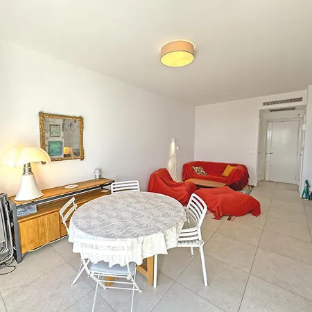 Cosy Sea Front Garden Apartment *